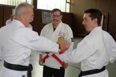 Hans-D.Rauscher kontrolliert Teisho Uke Block