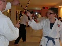 Teilnehmer üben Combat Arnis Techniken