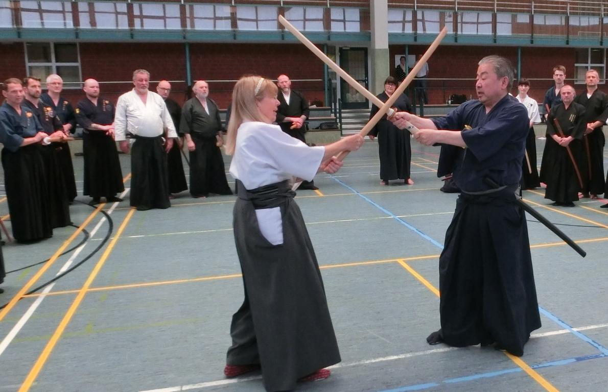 Ohtani Sensei und Christine Rauscher Sensei demonstrierten Kumi-Tachi Iaido-Techniken