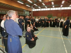 Zahlreiches und umfangreiches theoretisches Wissen an die Teilnehmer übermittelt Ohtani Sensei. Übersetzung durch Christine Rauscher vom Japanischen ins Deutsche während des gesamten Lehrgangs. Wichtig für die Teilnehmer war, daß eine Iaido-Meisterin die Übersetzungen vornahm und so alle Feinheiten authentisch an die Teilnehmer weitergegeben wurden.