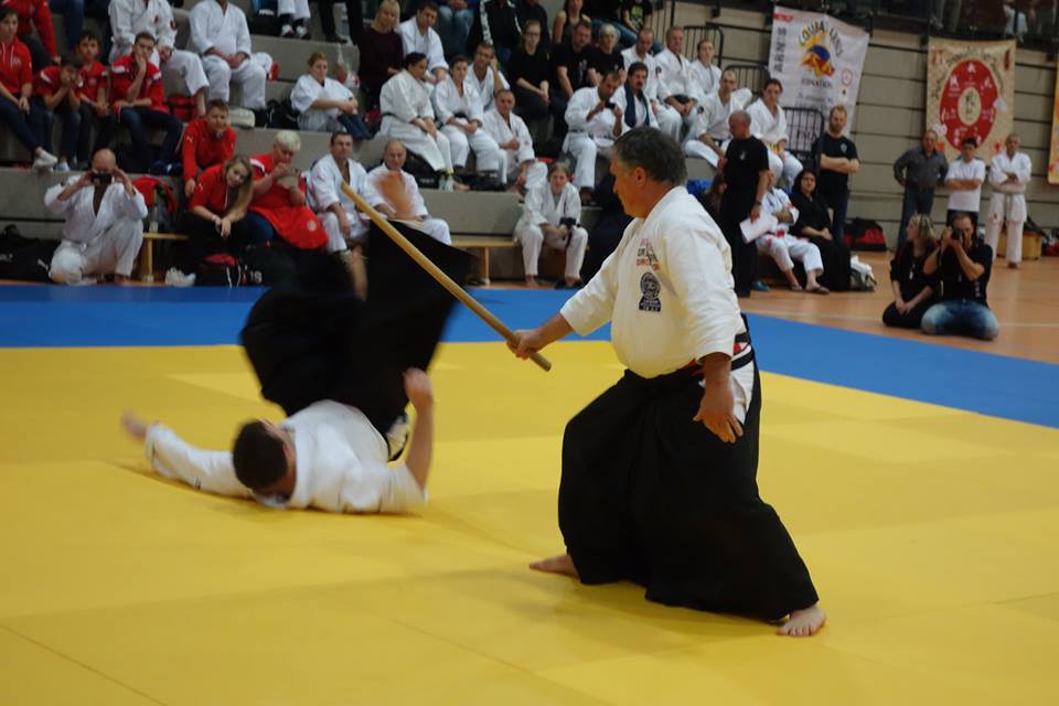 Ralf Oschmann demonstriert meisterhafte Waffenkunst des Aikido.