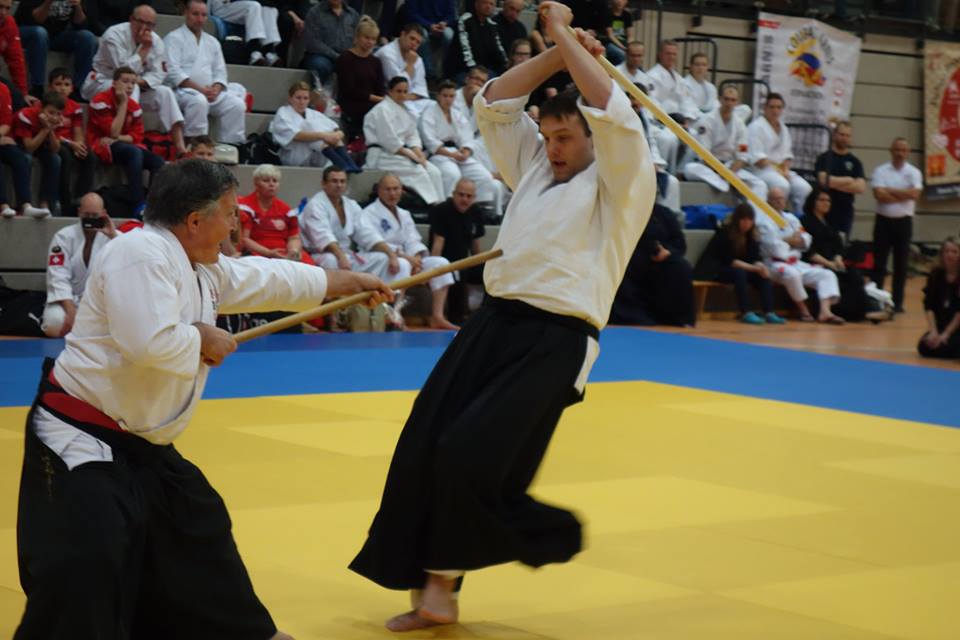 Ralf Oschmann demonstriert meisterhafte Waffenkunst des Aikido.