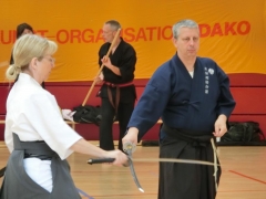Axel Koszek beim Vorbereitungstraining für seine erfolgreiche Iaido-Dan-Prüfung. Christine Rauscher übernimmt den Schlußcheck.