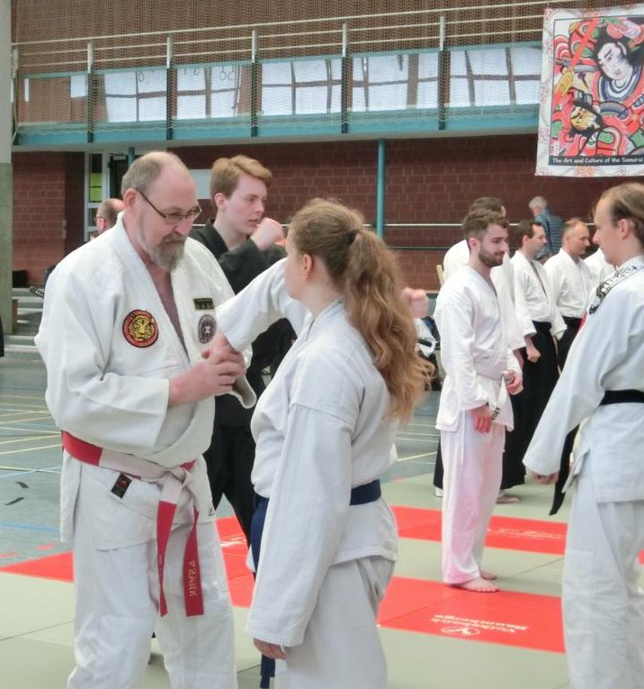 Frank Kleinschumachers unterrichtet Nihon-Jujutsu Techniken